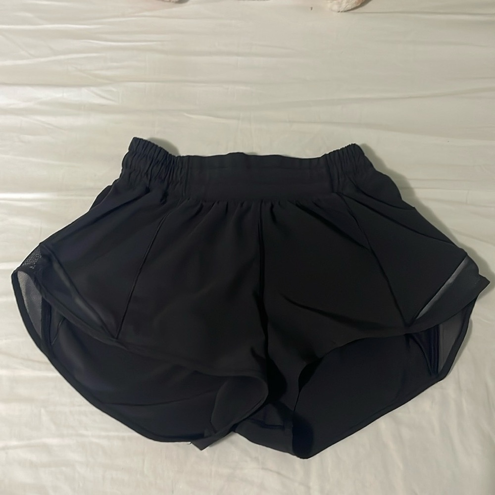 LULULEMON BLACK HOTTY HOT SHORTS 2.5 inches low rise no liner